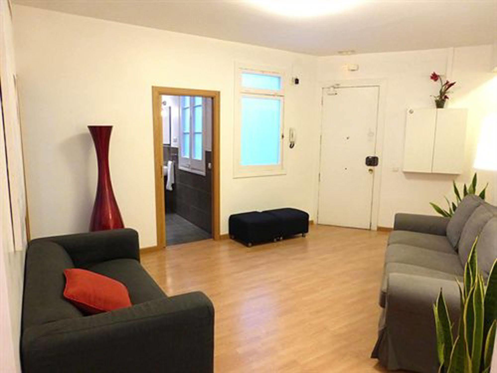 Super Balmes Guest House Barcelona Luaran gambar
