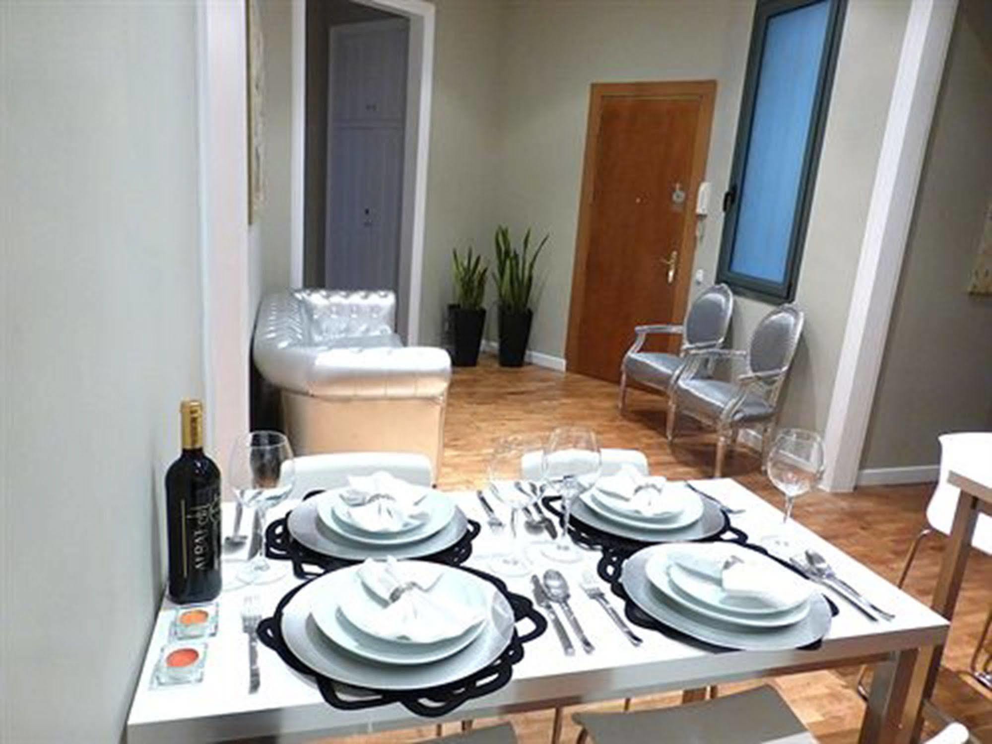 Super Balmes Guest House Barcelona Luaran gambar