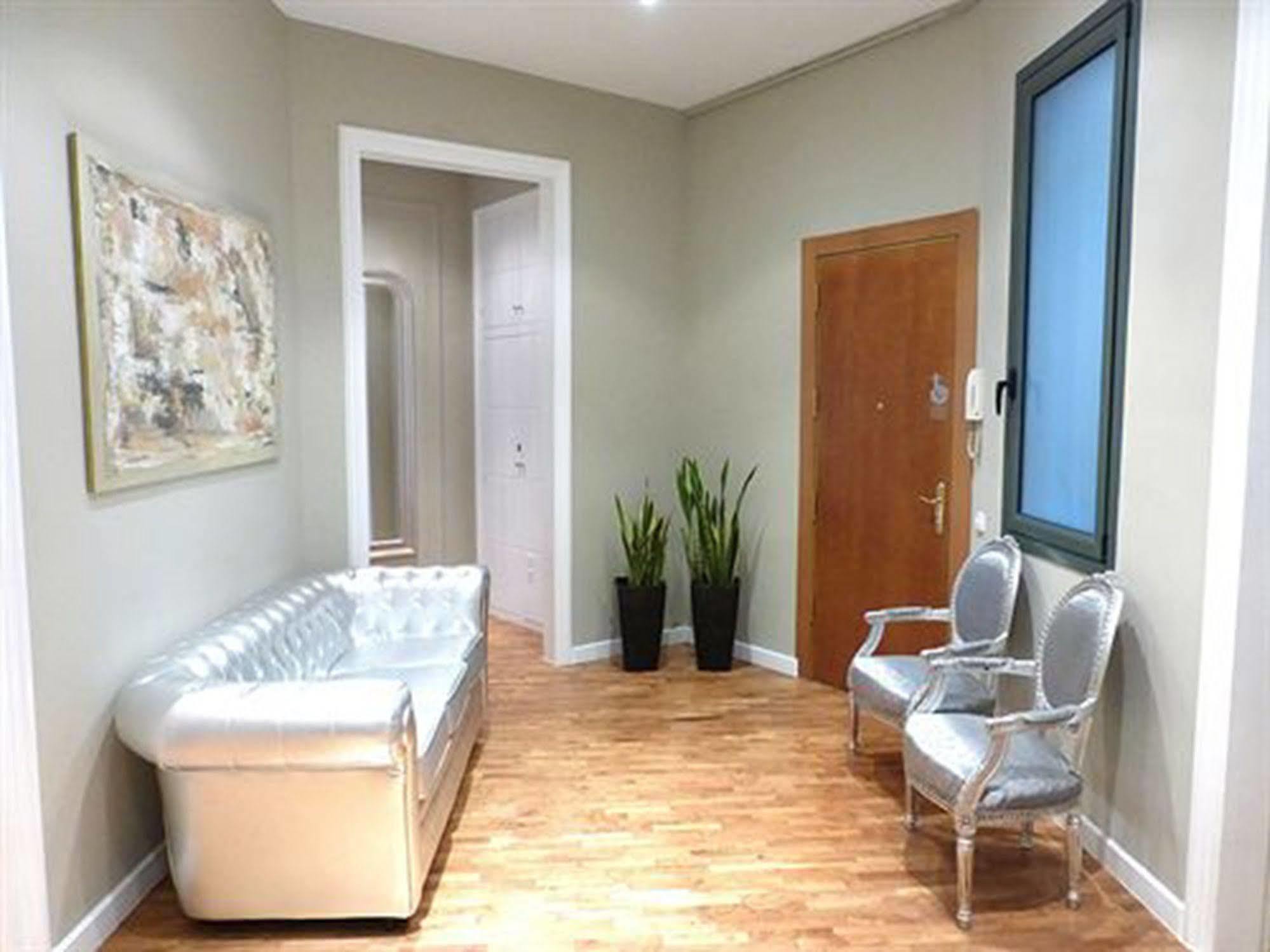 Super Balmes Guest House Barcelona Luaran gambar