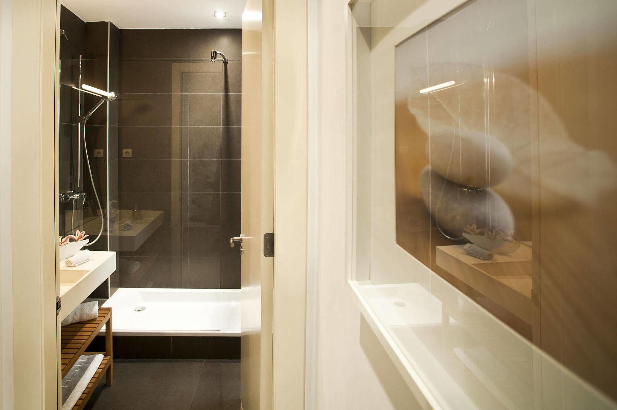 Super Balmes Guest House Barcelona Luaran gambar