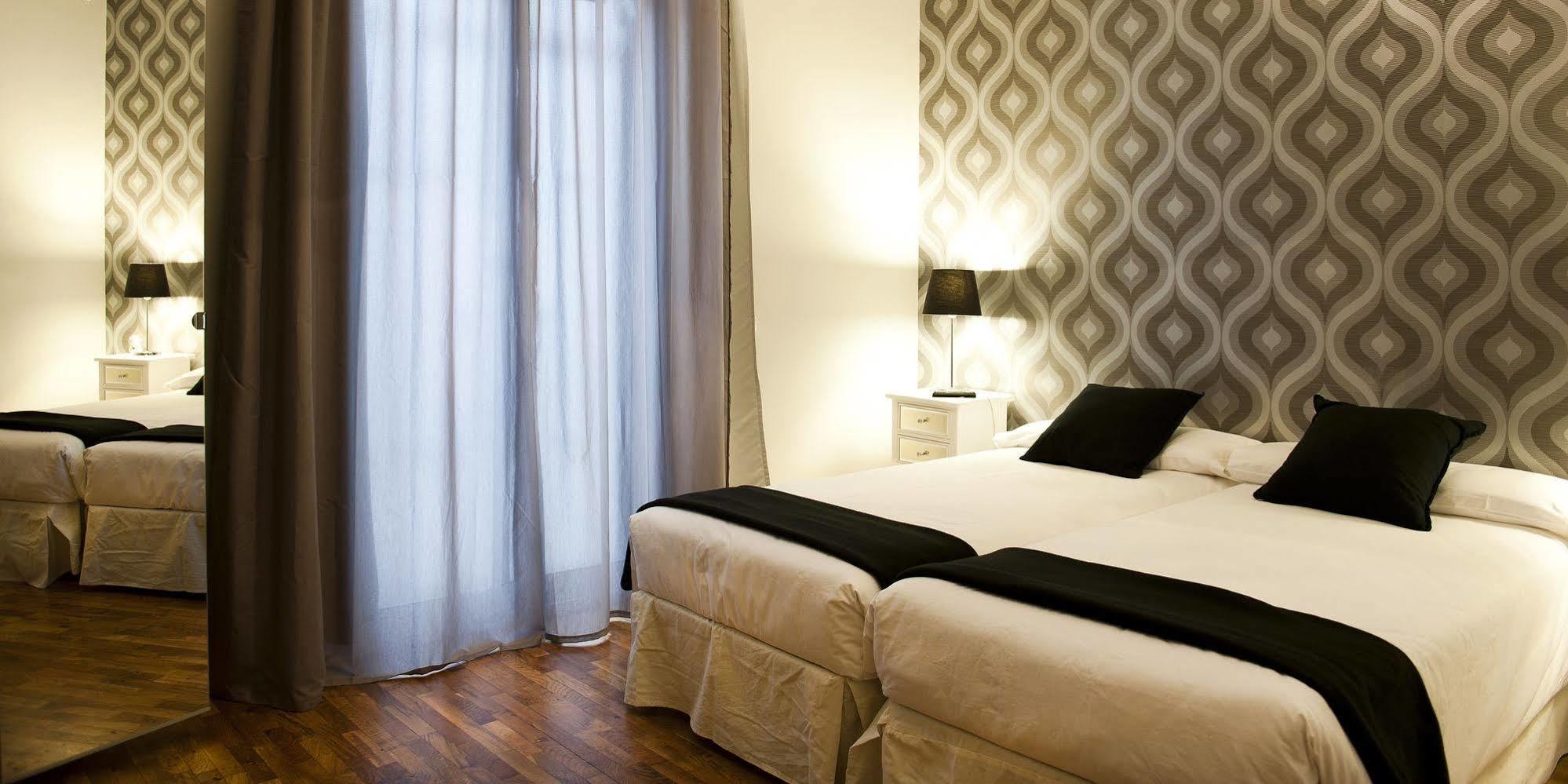 Super Balmes Guest House Barcelona Luaran gambar